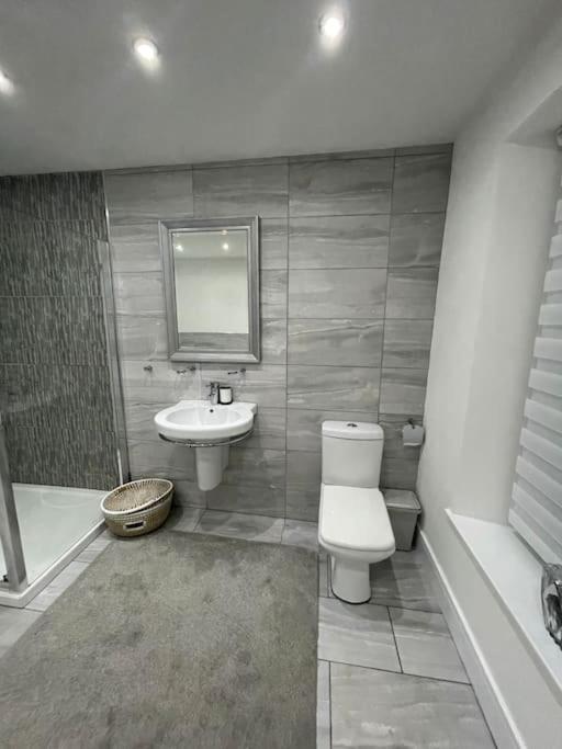Modern, Spacious And Central Location Aberdare Kültér fotó