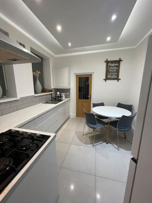 Modern, Spacious And Central Location Aberdare Kültér fotó
