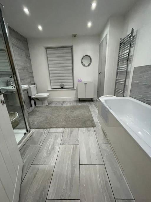 Modern, Spacious And Central Location Aberdare Kültér fotó